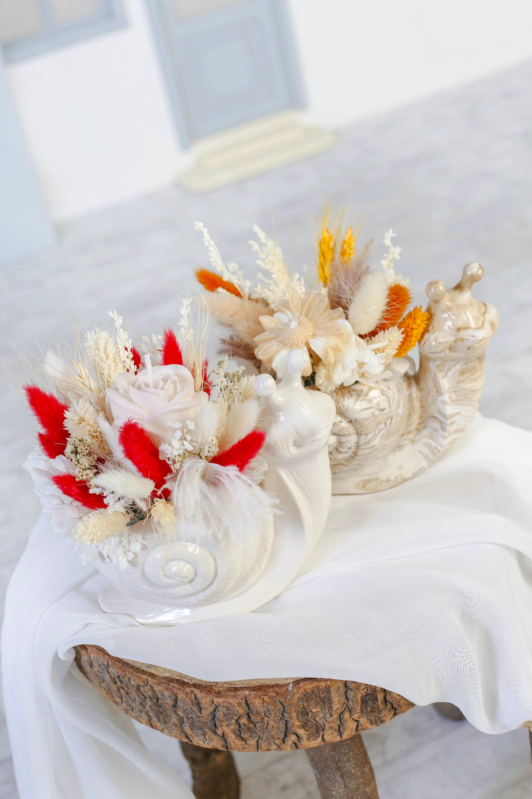 Caracol Decorativo em Jesmonite com Flores Preservadas e Vela de Soja