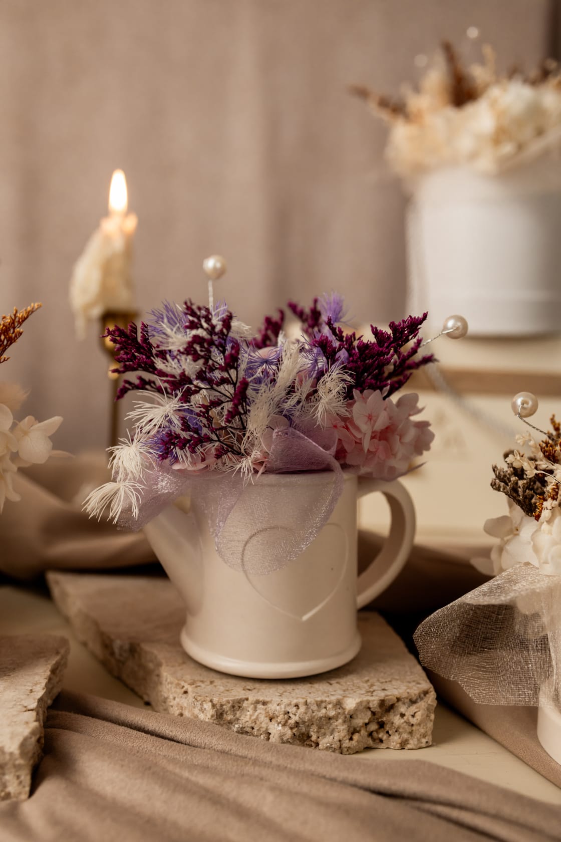 Regador com Flores Preservadas e Vela