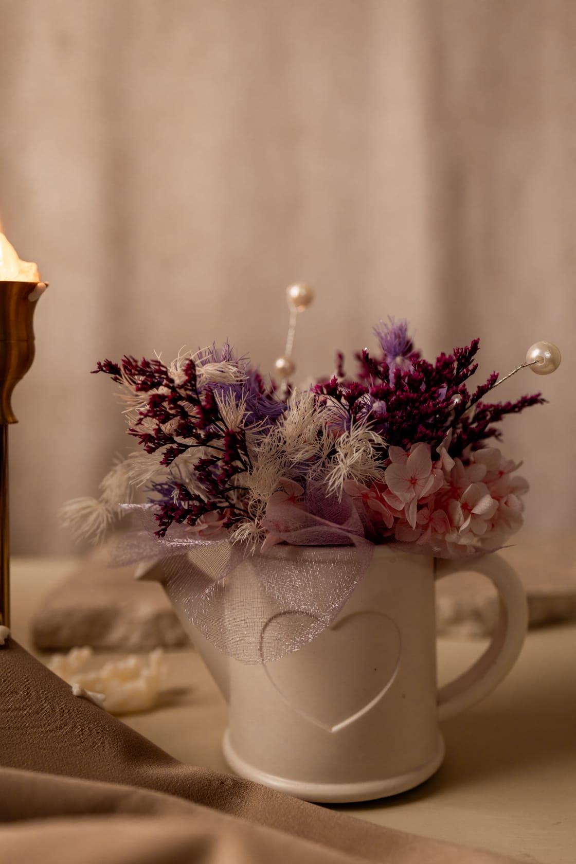 Regador com Flores Preservadas e Vela
