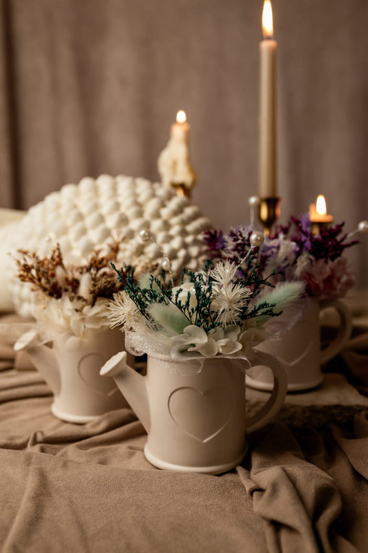 Regador com Flores Preservadas e Vela