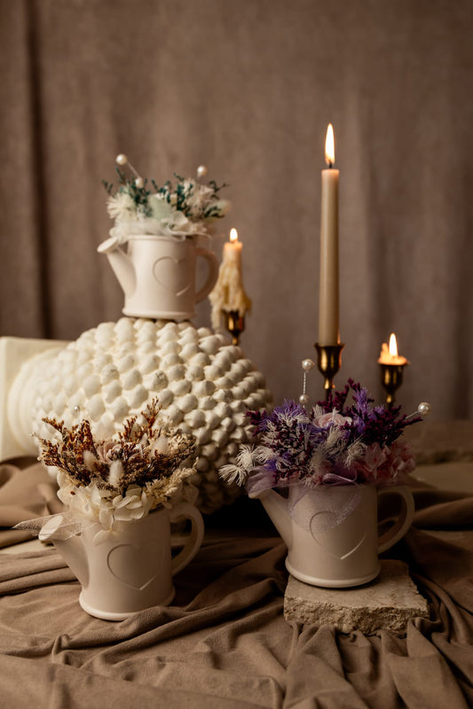 Regador com Flores Preservadas e Vela