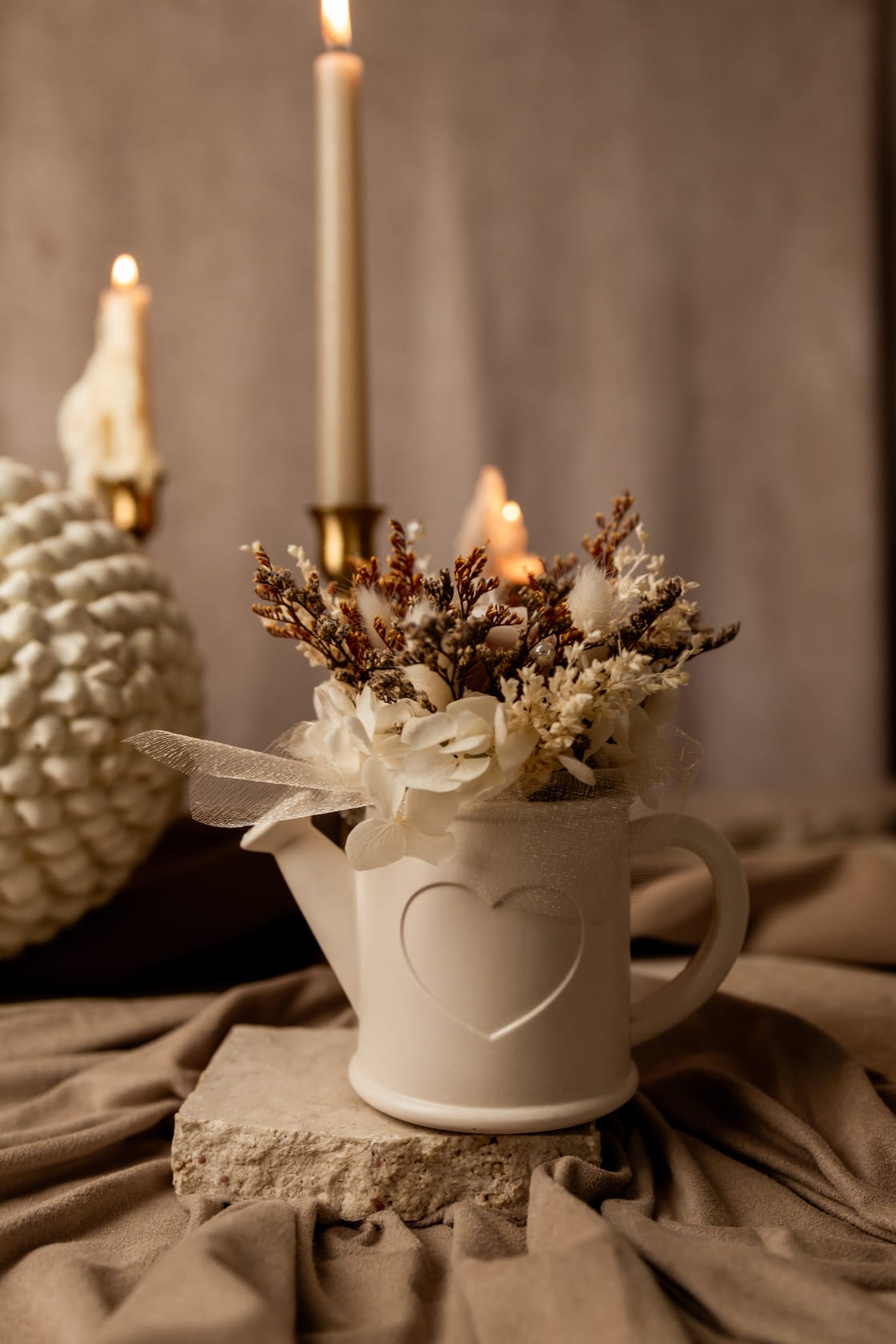 Regador com Flores Preservadas e Vela
